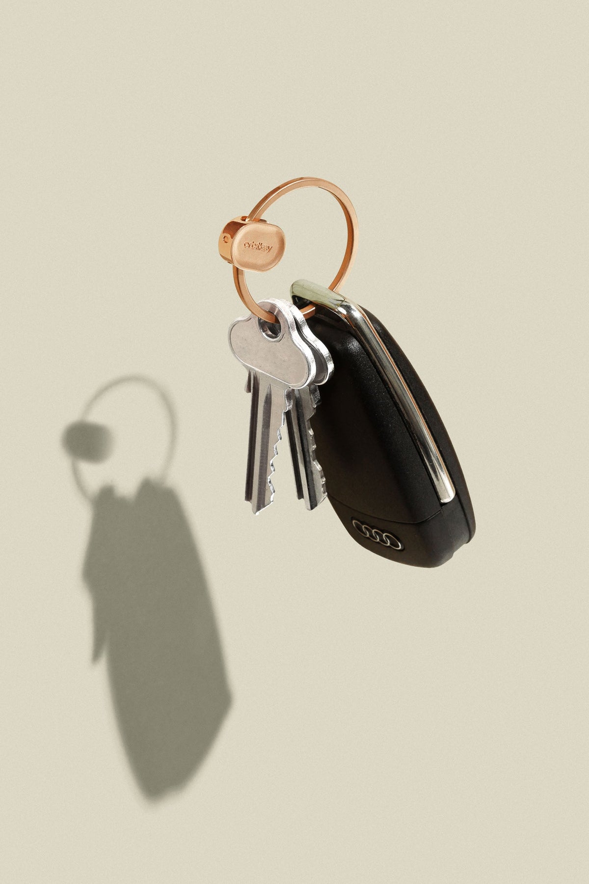 Anneau porte-clés à ouverture rapide Orbitkey Ring v2 — anneau doré avec clés sur fond beige
