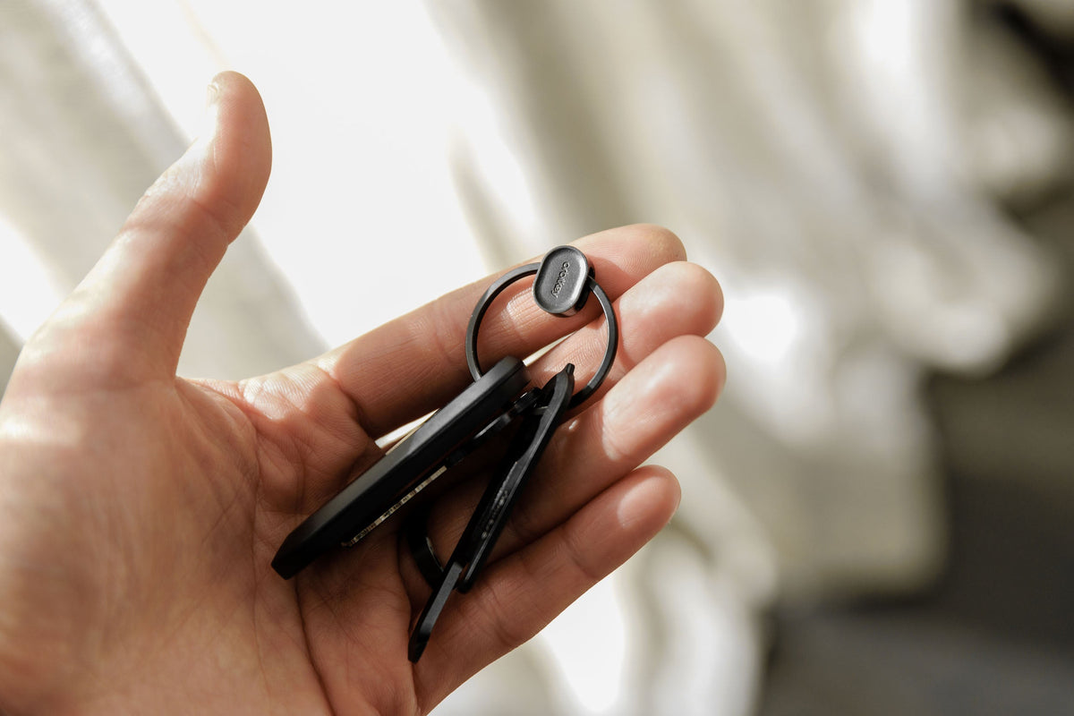 Anneau porte-clés à ouverture rapide Orbitkey Ring v2 — gros plan du verrou noir