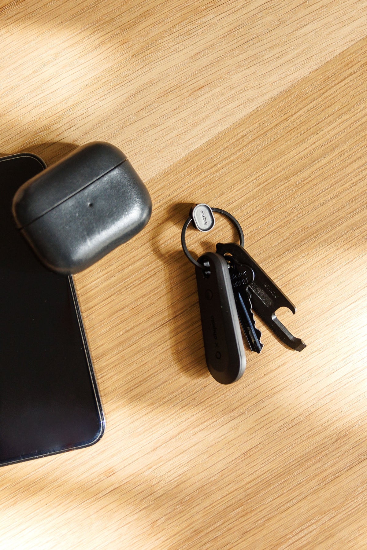 Anneau porte-clés à ouverture rapide Orbitkey Ring v2 — anneau noir et clés posés sur une table