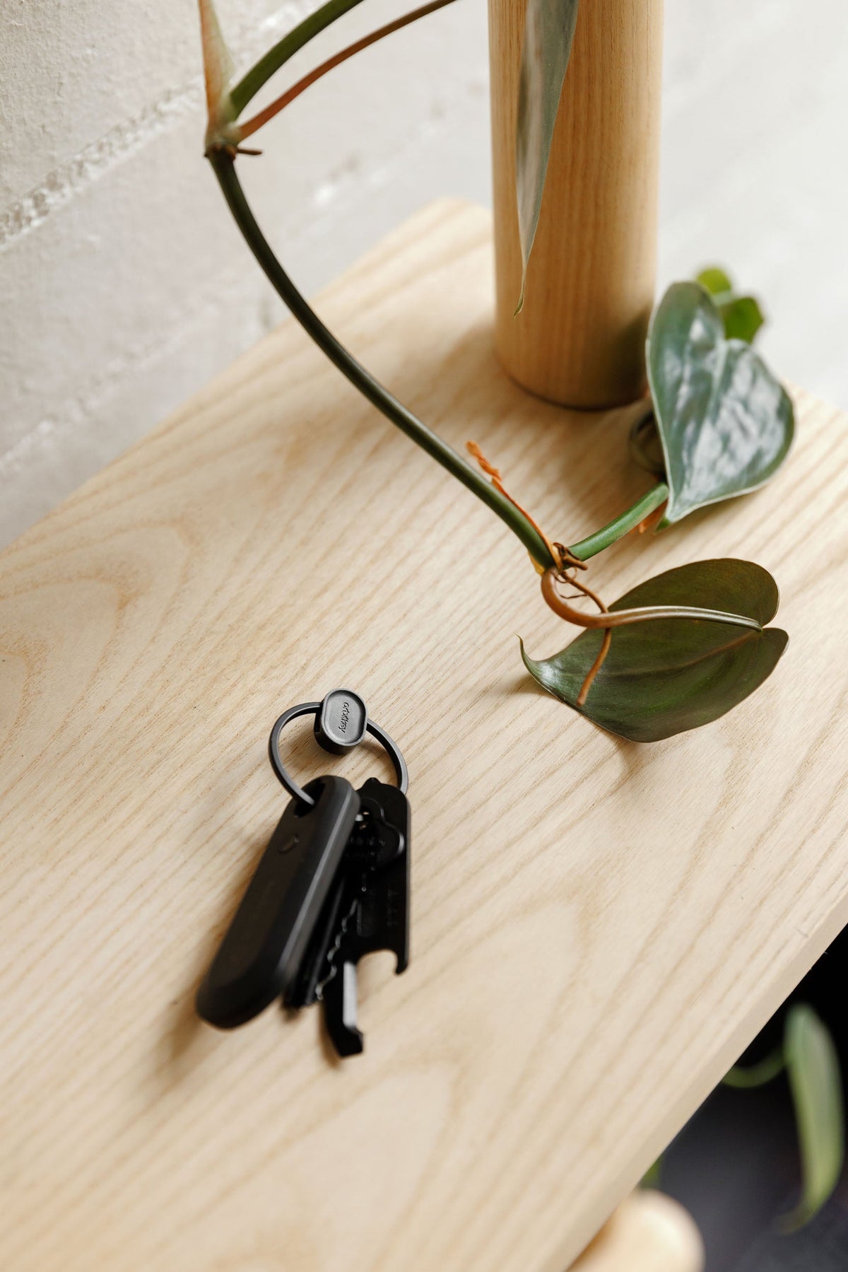 Anneau porte-clés à ouverture rapide Orbitkey Ring v2 — anneau noir avec clés sur une table