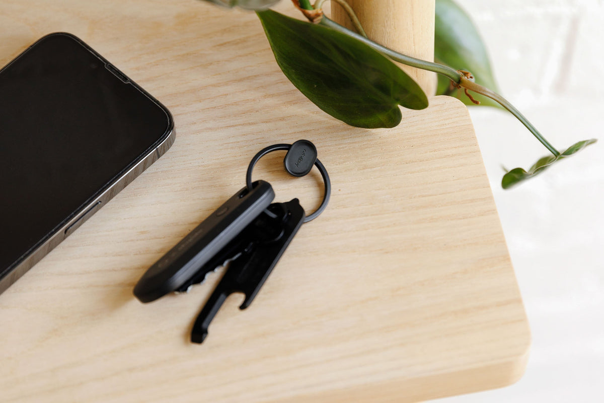 Anneau porte-clés à ouverture rapide Orbitkey Ring v2 — trousseau sur une surface en bois