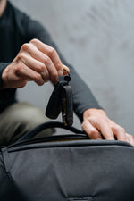 Anneau porte-clés à ouverture rapide Orbitkey Ring v2 — utilisation avec un sac