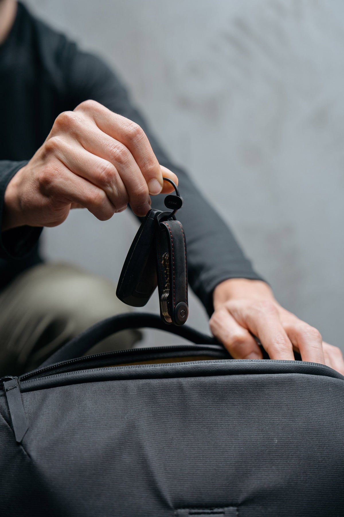 Anneau porte-clés à ouverture rapide Orbitkey Ring v2 — utilisation avec un sac