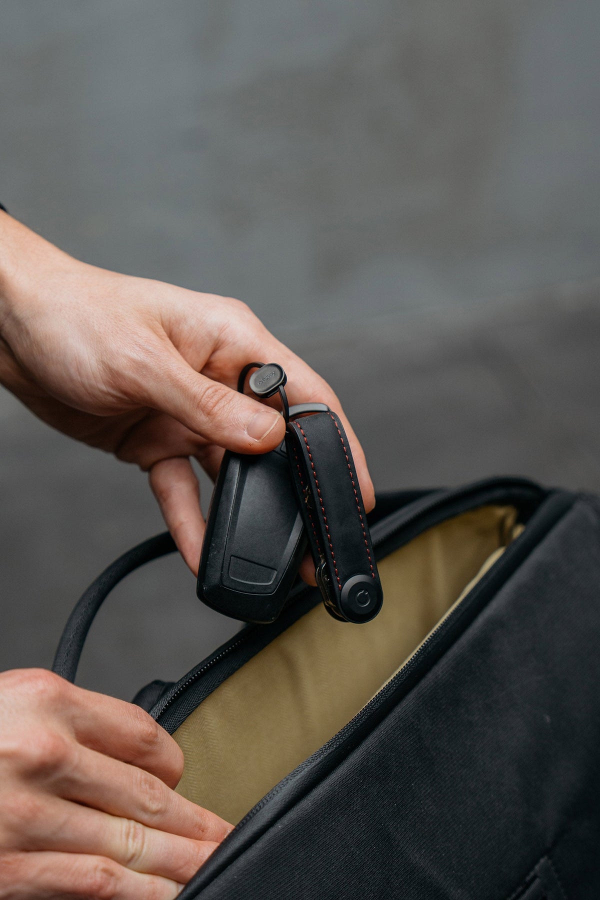 Anneau porte-clés à ouverture rapide Orbitkey Ring v2 — rangement du trousseau dans un sac
