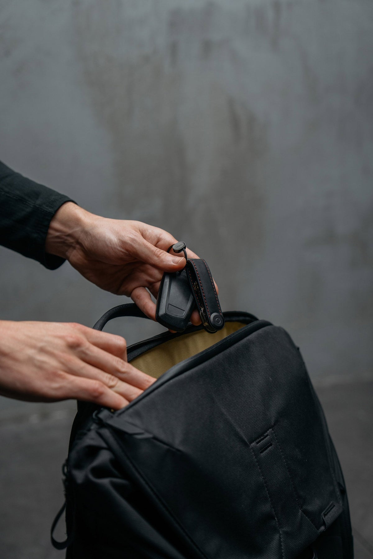 Anneau porte-clés à ouverture rapide Orbitkey Ring v2 — trousseau au-dessus d’un sac