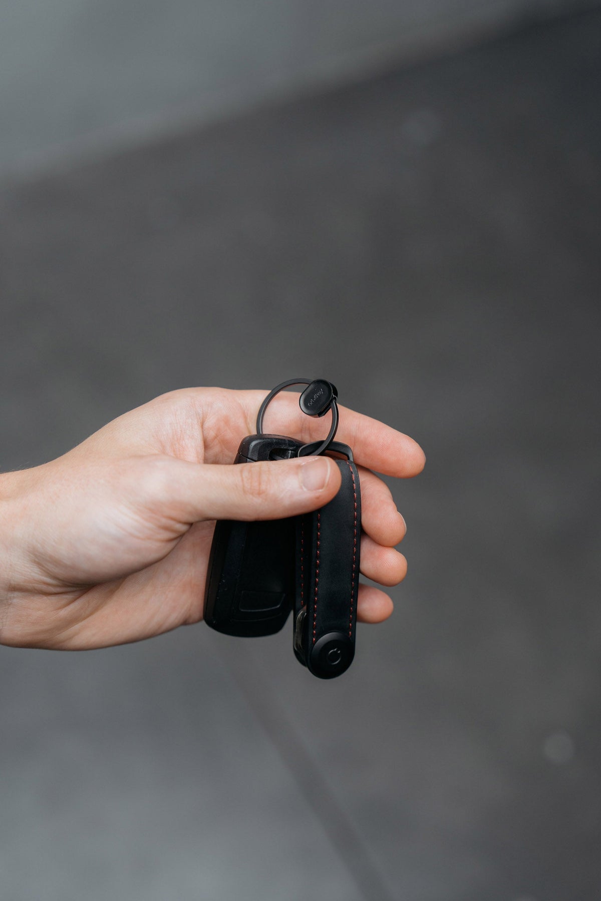 Anneau porte-clés à ouverture rapide Orbitkey Ring v2 — anneau et clés tenus en main