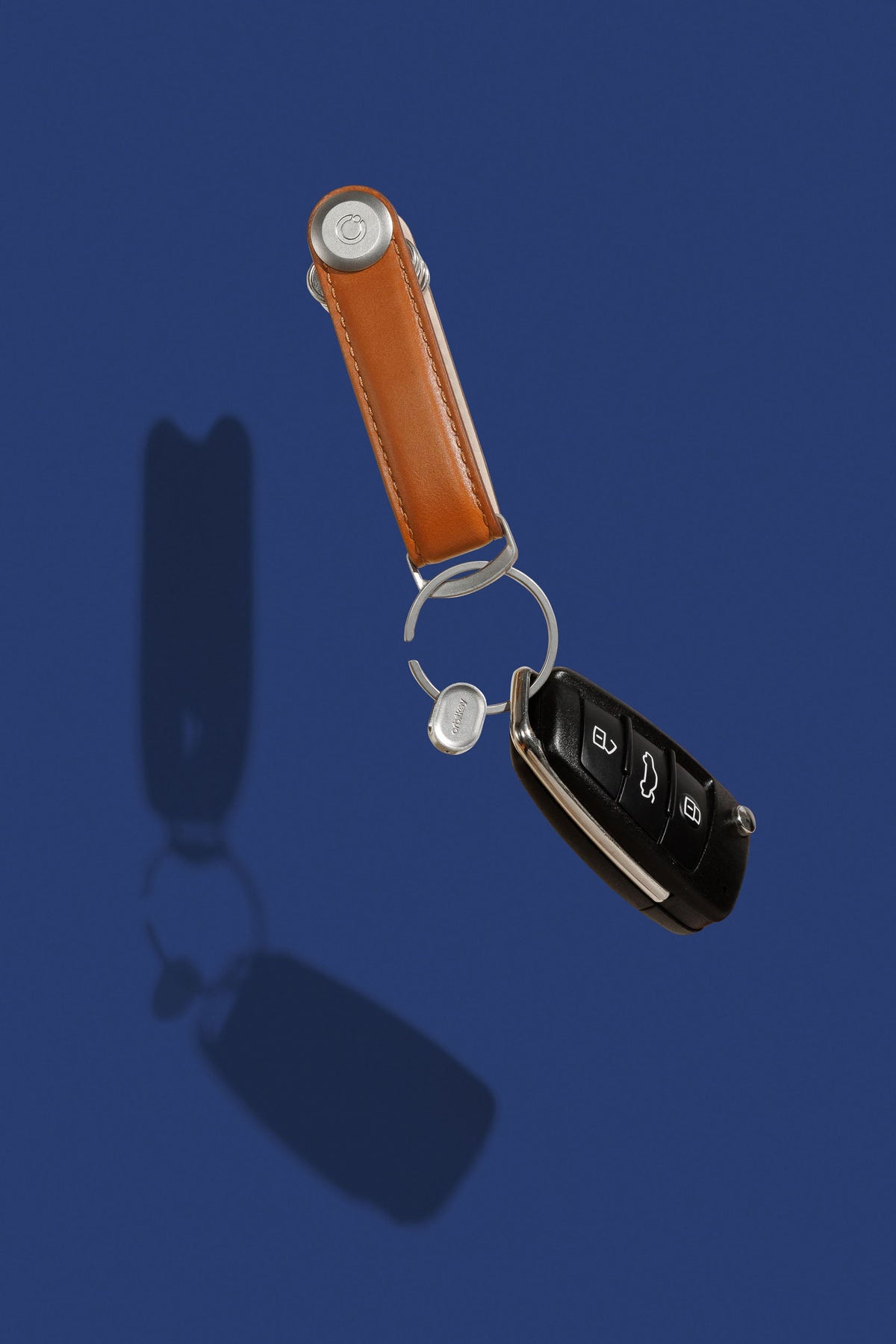 Anneau porte-clés à ouverture rapide Orbitkey Ring v2 — anneau et organiseur en cuir sur fond bleu