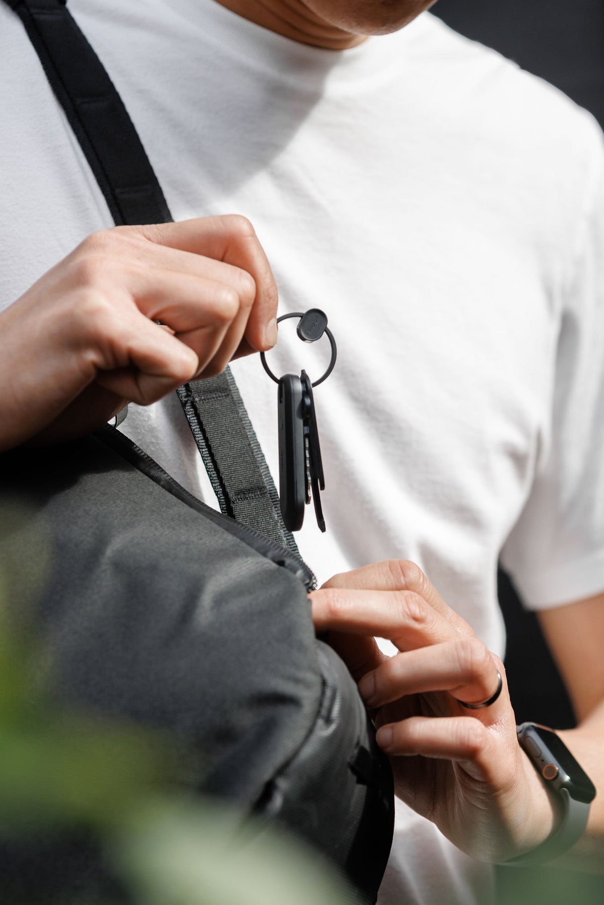 Anneau porte-clés à ouverture rapide Orbitkey Ring v2 — trousseau tenu près d’un sac