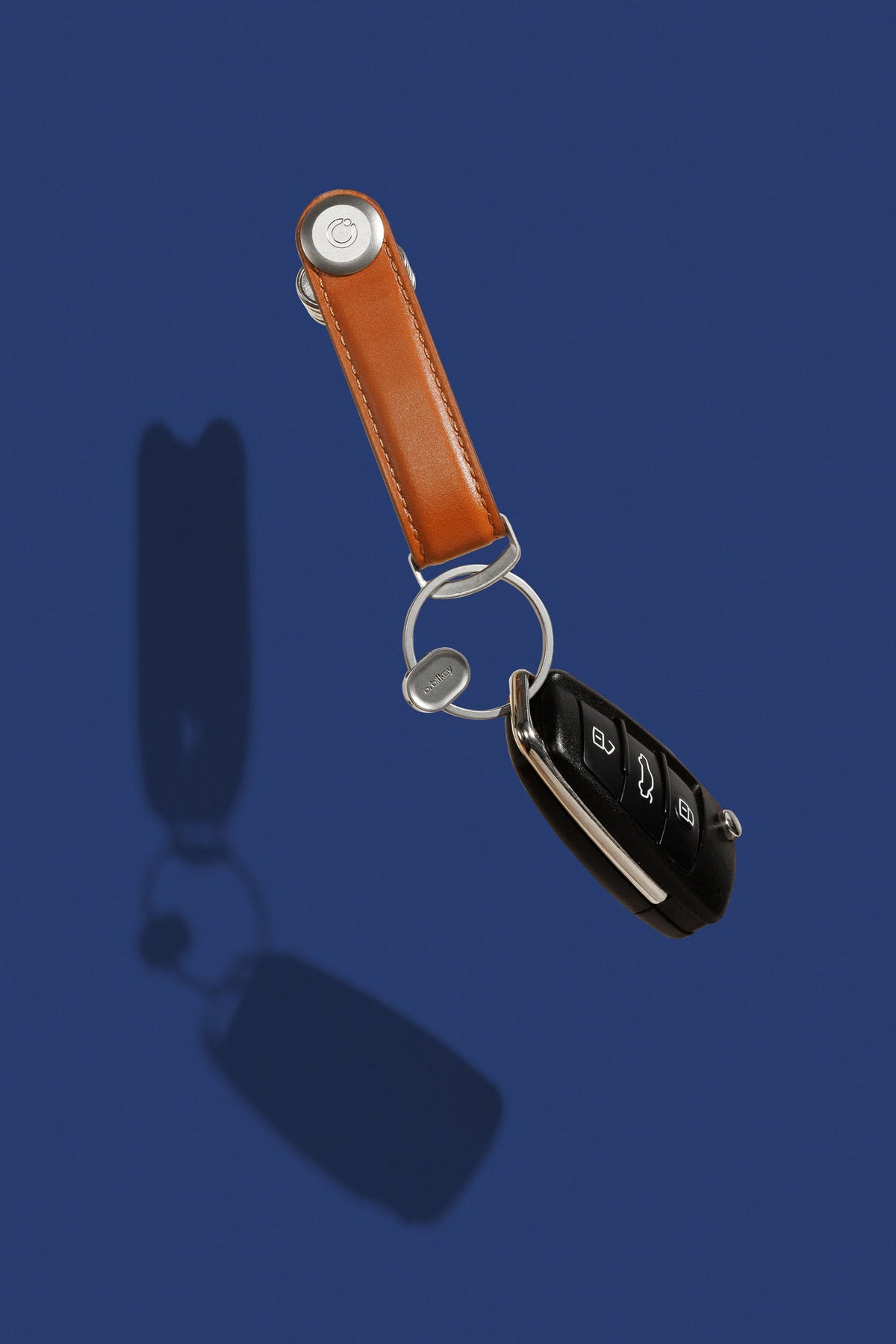Anneau porte-clés à ouverture rapide Orbitkey Ring v2 — anneau relié à un organiseur en cuir