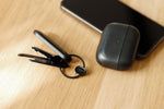 Anneau porte-clés à ouverture rapide Orbitkey Ring v2 — trousseau et accessoires posés sur une table
