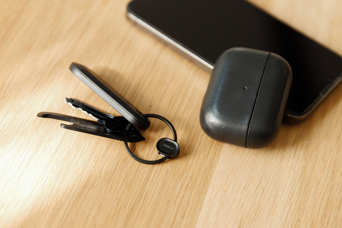 Anneau porte-clés à ouverture rapide Orbitkey Ring v2 — trousseau et accessoires posés sur une table