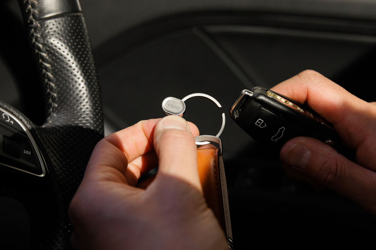 Anneau porte-clés à ouverture rapide Orbitkey Ring v2 — fixation d’une télécommande de voiture