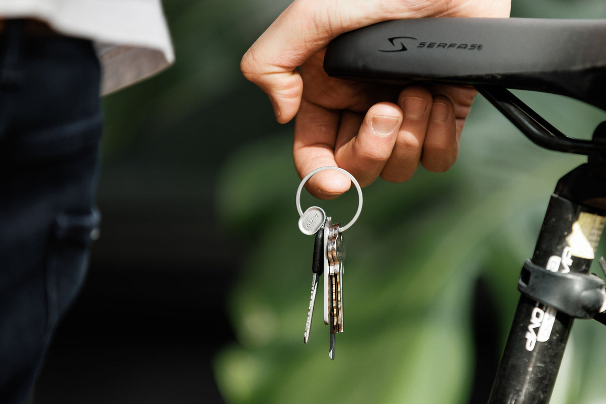 Anneau porte-clés à ouverture rapide Orbitkey Ring v2 — clés près d’un vélo