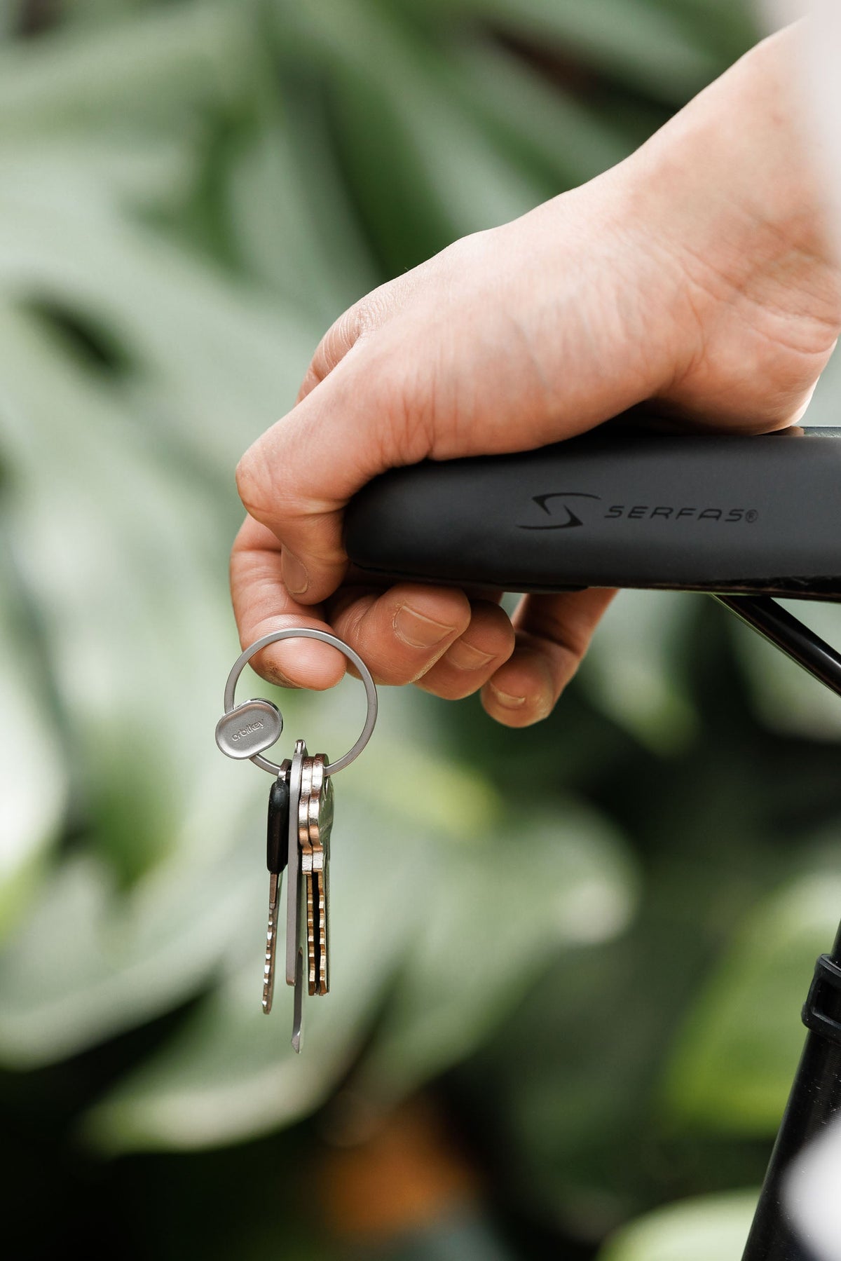 Anneau porte-clés à ouverture rapide Orbitkey Ring v2 — retrait d’une clé près d’un vélo
