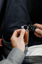 Anneau porte-clés à ouverture rapide Orbitkey Ring v2 — assemblage d’un trousseau