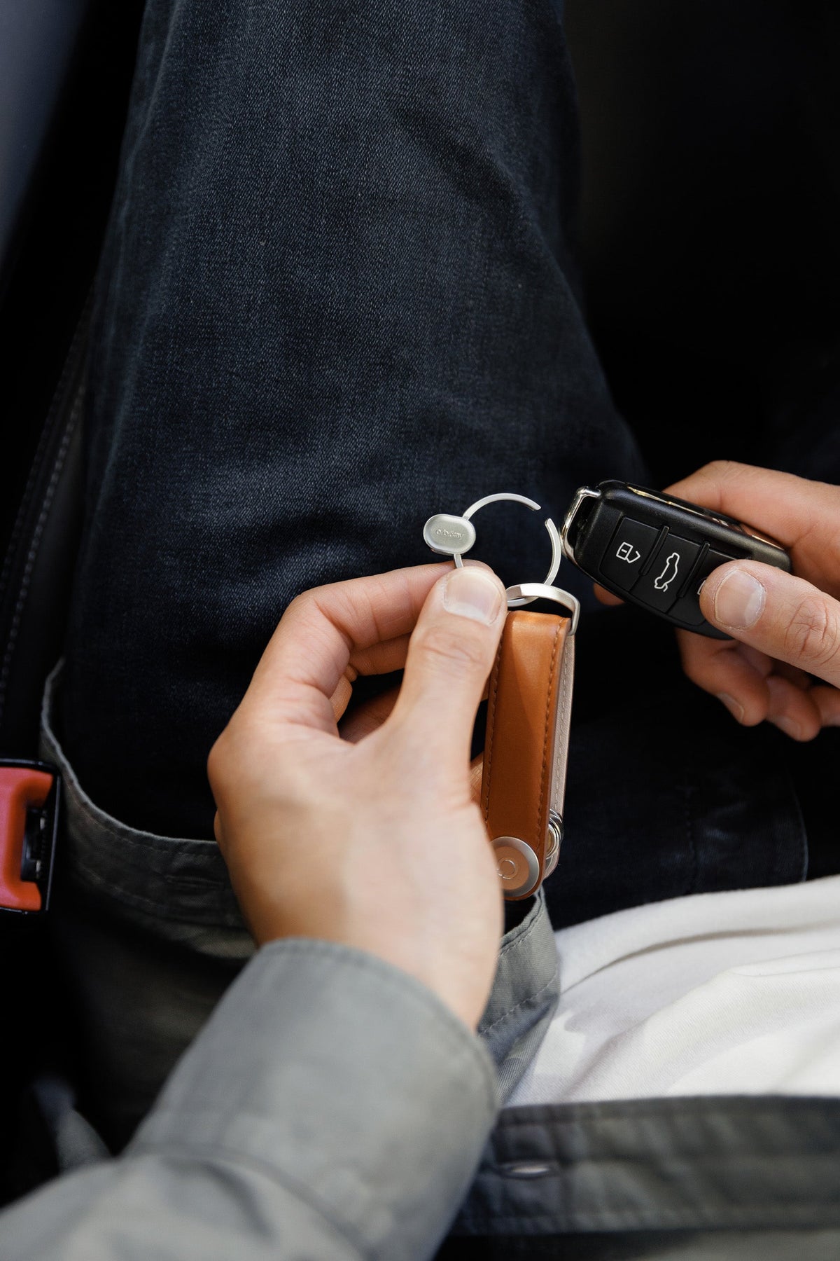 Anneau porte-clés à ouverture rapide Orbitkey Ring v2 — assemblage d’un trousseau