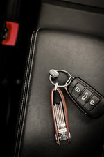 Anneau porte-clés à ouverture rapide Orbitkey Ring v2 — trousseau posé dans une voiture
