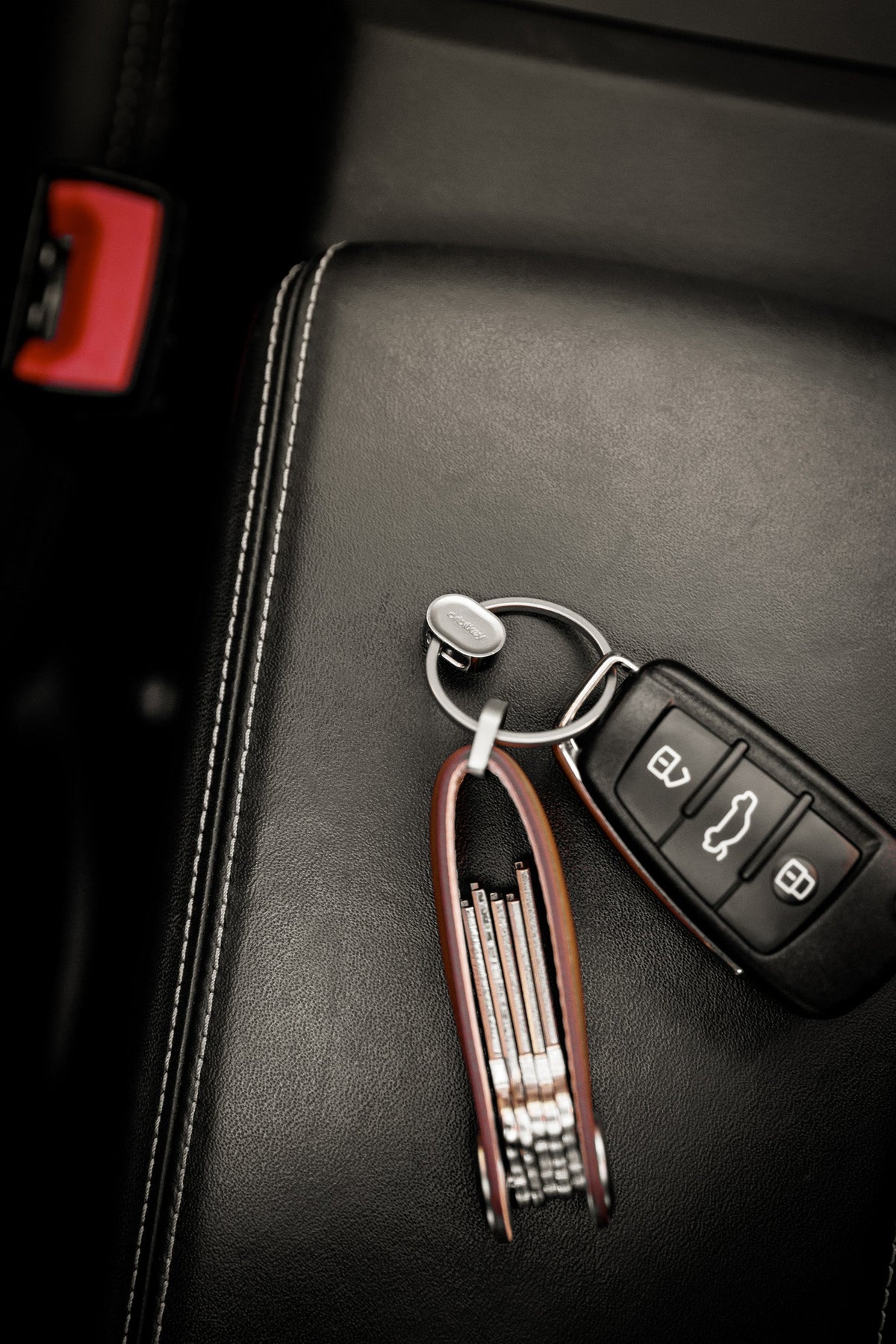 Anneau porte-clés à ouverture rapide Orbitkey Ring v2 — trousseau posé dans une voiture