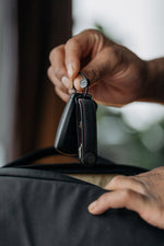 Anneau porte-clés à ouverture rapide Orbitkey Ring v2 — trousseau tenu au-dessus d’un sac