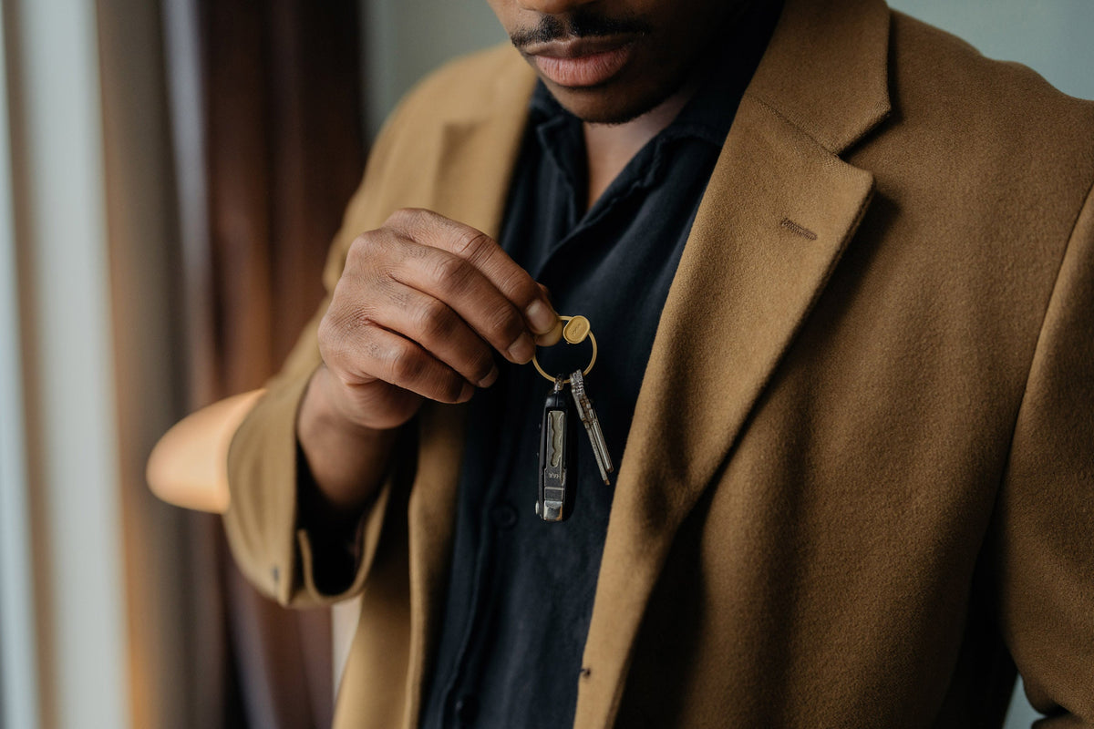 Anneau porte-clés à ouverture rapide Orbitkey Ring v2 — clés portées avec un manteau