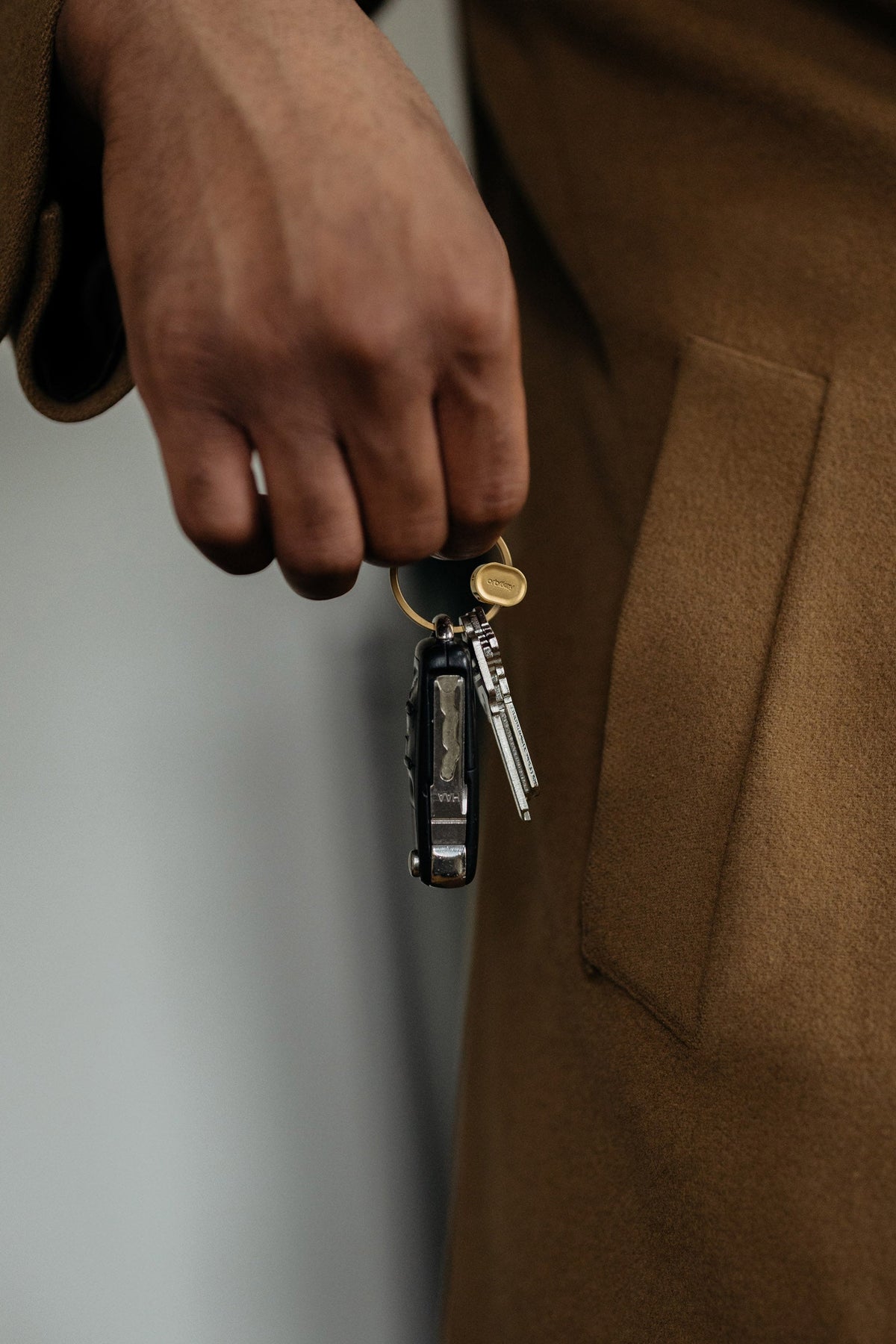 Anneau porte-clés à ouverture rapide Orbitkey Ring v2 — trousseau tenu à la main