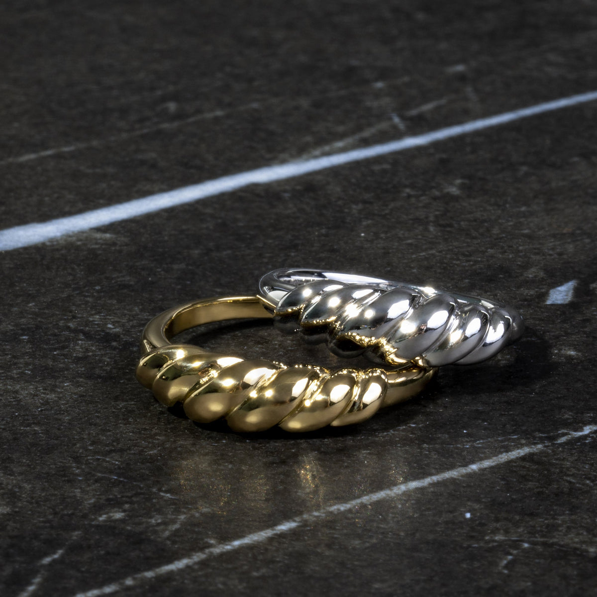 Bague Croissant de Mia, présentation avec d’autres bijoux de la collection