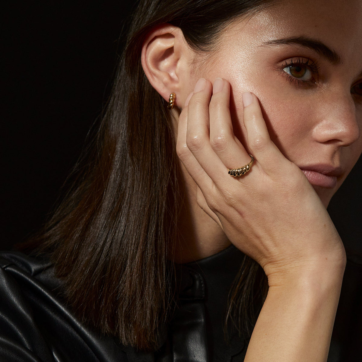 Bague Croissant de Mia porté sur mannequin