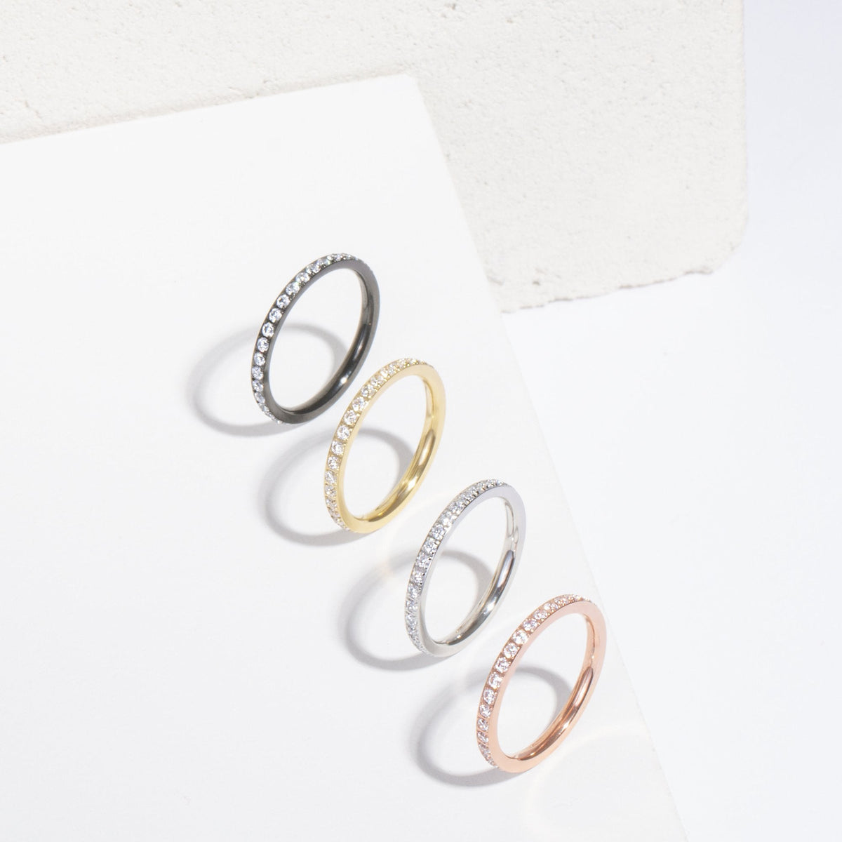 Bague éternité de Mia, présentation avec d’autres bijoux de la collection