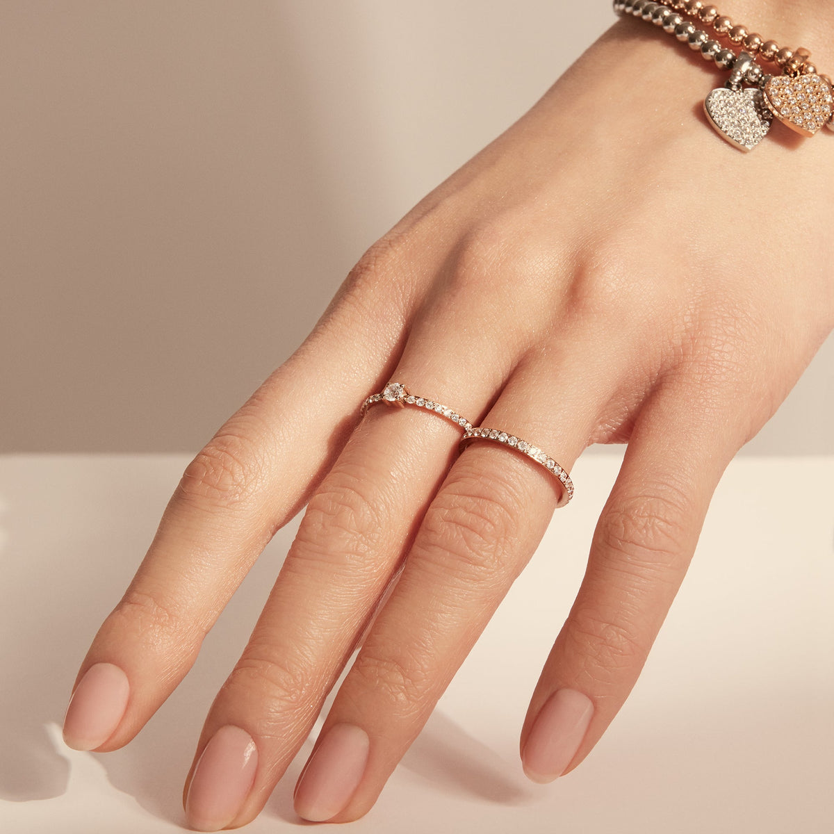 Bague éternité de Mia porté sur mannequin