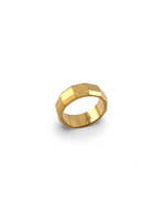 Bague géométrique Focus AJ&Co, finition dorée mate.