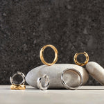Bague Thora de Mia, présentation avec d’autres bijoux de la collection