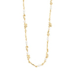 Détail d’un collier doré à petits éléments espacés