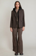 Blazer à capuchon amovible Dex, coloris brun foncé/noir, vêtement porté en tenue