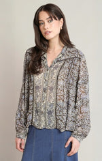 Blouse à imprimé orchidées Dex, coloris imprimé orchidées marron et bleu pâle, vêtement porté