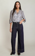 Blouse à manches ballon Dex, coloris paisley bleu/marron, autre vue du vêtement porté