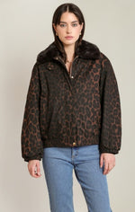 Blouson aviateur matelassé Dex, coloris léopard brun, vêtement porté