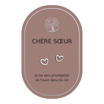 Boucles d’oreilles en cœurs argentés sur carte rose Earth Angel « Chère sœur ».
