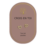 Boucles d’oreilles en cœurs dorés sur carte rose Earth Angel « Crois en toi ».