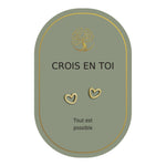 Boucles d’oreilles en cœurs dorés sur carte verte Earth Angel « Crois en toi ».