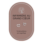 Boucles d’oreilles en cœurs argentés sur carte rose Earth Angel « Infirmière au grand cœur ».