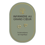 Boucles d’oreilles en cœurs dorés sur carte verte Earth Angel « Infirmière au grand cœur ».