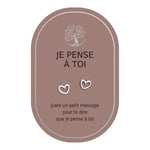 Boucles d’oreilles en cœurs argentés sur carte rose Earth Angel « Je pense à toi ».