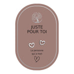 Boucles d’oreilles en cœurs argentés sur carte rose Earth Angel « Juste pour toi ».