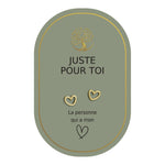 Boucles d’oreilles en cœurs dorés sur carte verte Earth Angel « Juste pour toi ».