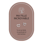 Boucles d’oreilles en cœurs argentés sur carte rose Earth Angel « Ma fille incroyable ».