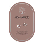 Boucles d’oreilles en cœurs argentés sur carte rose Earth Angel « Mon ami(e) ».