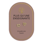 Boucles d’oreilles en cœurs dorés sur carte rose Earth Angel « Plus qu’une enseignante ».