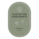 Boucles d’oreilles en cœurs argentés sur carte verte Earth Angel « Plus qu’une enseignante ».