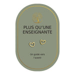 Boucles d’oreilles en cœurs dorés sur carte verte Earth Angel « Plus qu’une enseignante ».
