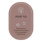 Boucles d’oreilles en cœurs argentés sur carte rose Earth Angel « Pour toi ».